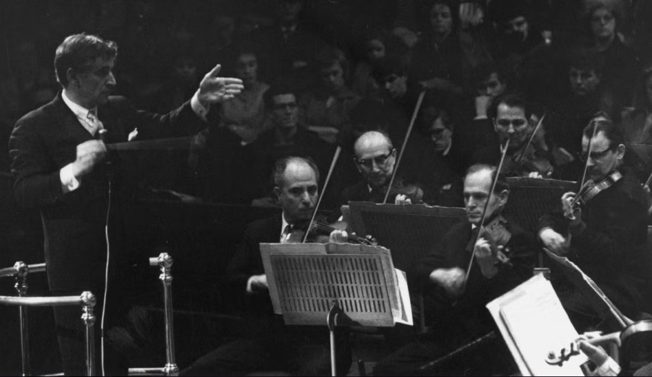 برنشتاين يقود أوركسترا نيويورك الفيلهارمونية (غيتي)