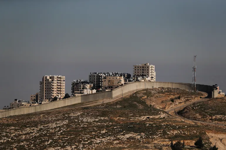 بلدة العيزرية الفلسطينية خلف الجدار الفاصل الإسرائيلي (رويترز)