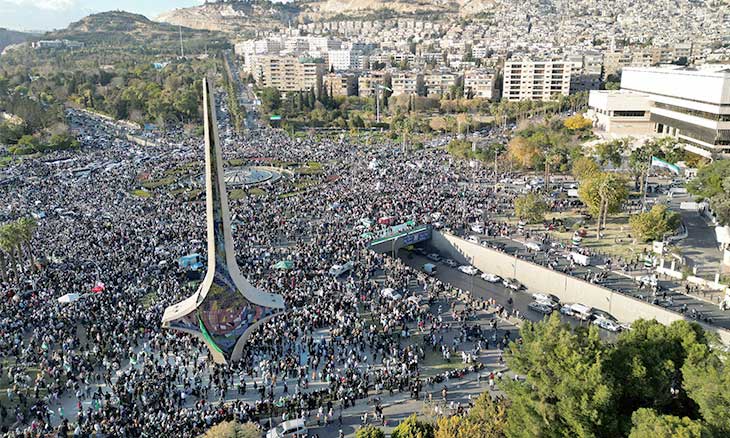 سوريون يتجمعون في ساحة الأمويين بدمشق بعد سقوط الأسد (وسائل التواصل)