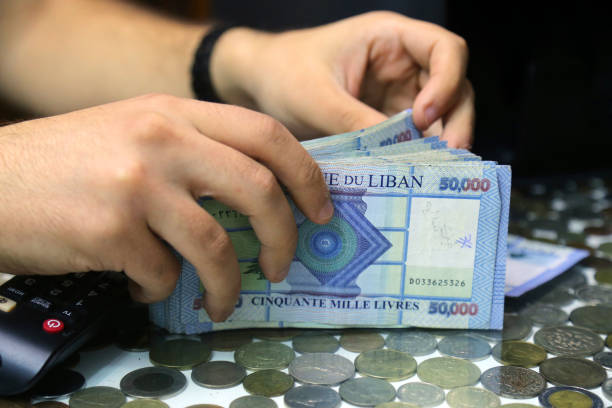 بين عامي 2011 و2014 بدأت التحويلات الخارجية إلى لبنان تتراجع بوضوح (غيتي)