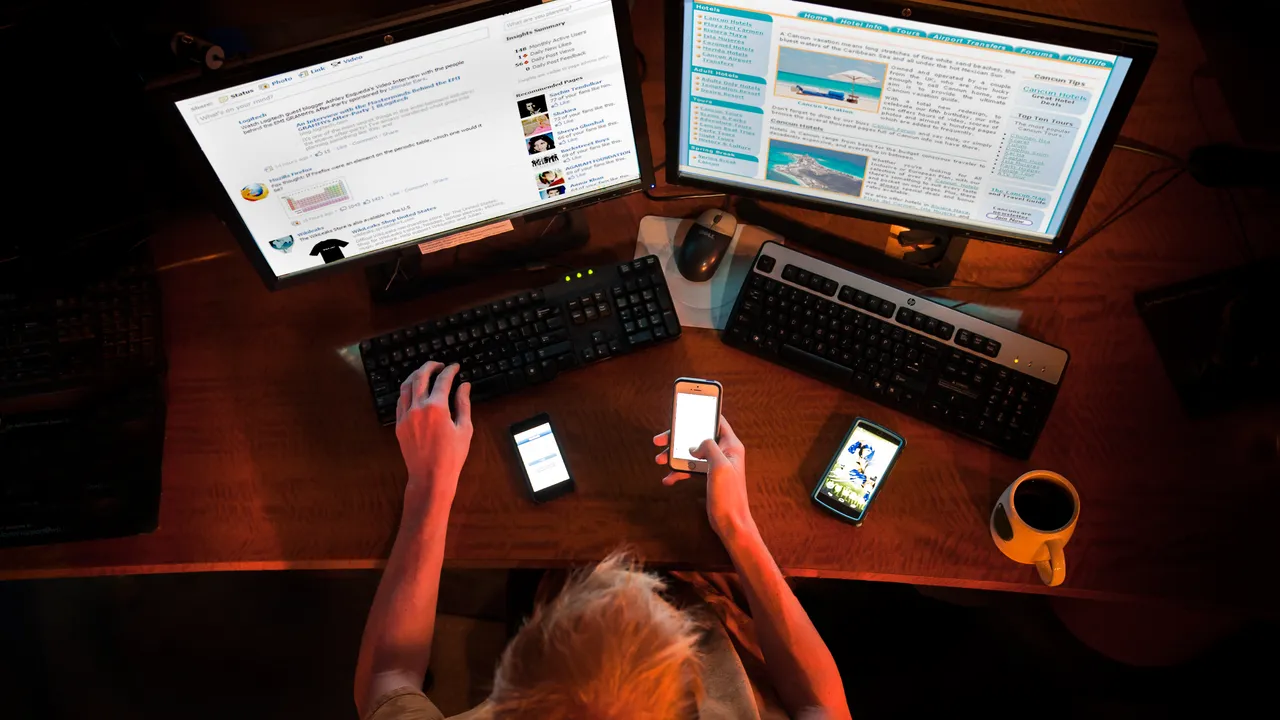 الإدمان الرقمي هو حالة من الاستخدام القهري والمفرط للأجهزة ومنصات التواصل (غيتي)