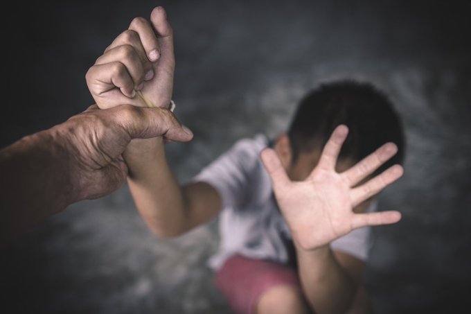 دول عديدة تجرم قوانينها تعنيف الأطفال بكل أشكاله (وسائل التواصل)
