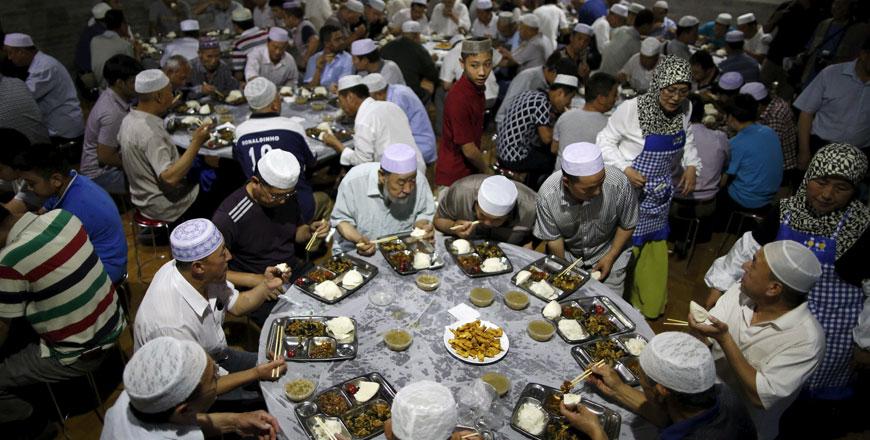 موائد الإفطار تجمع المسلمين في كل مدينة كازخية (وسائل التواصل) 