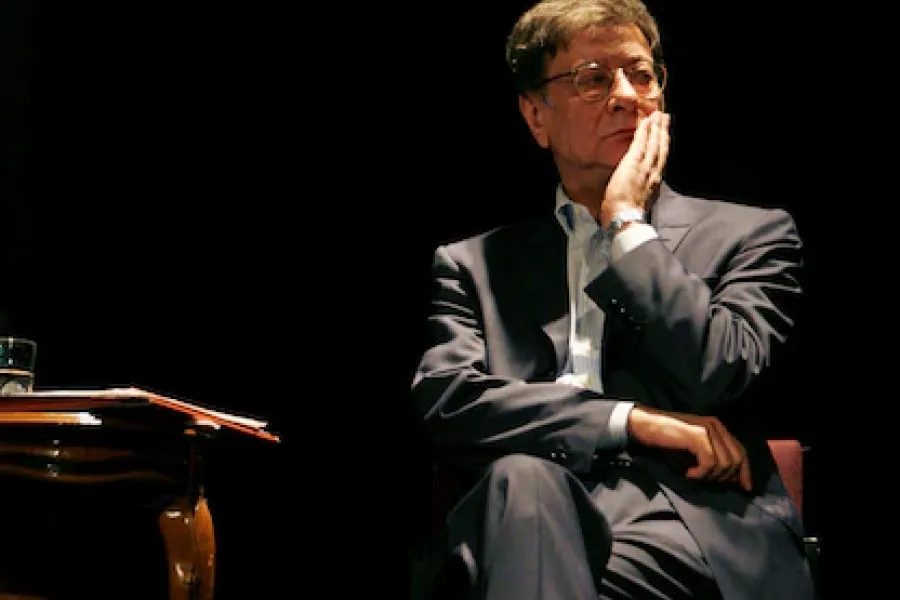 محمود درويش (رويترز)