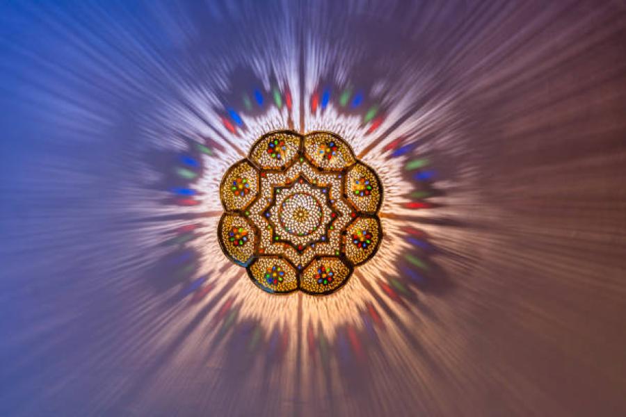 الحقيقة قد تكون لوحة فسيفسائية متعددة الألوان والأبعاد (جيتي)