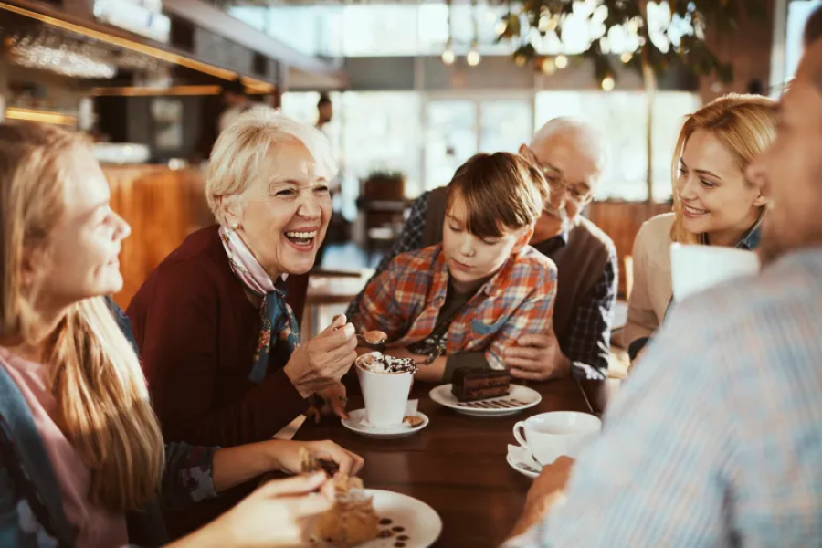 التقنية أثرت على العلاقات الأسرية والإنسانية (غيتي) 