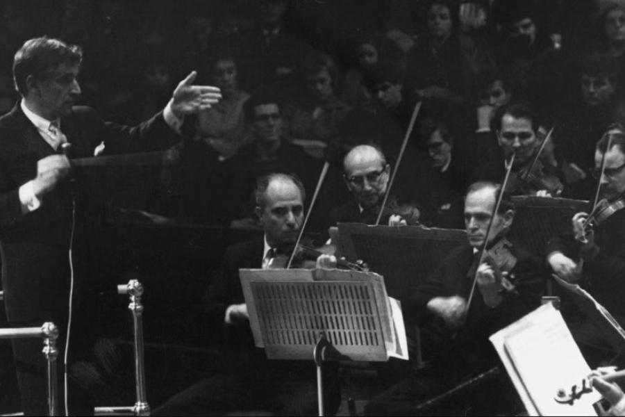 برنشتاين يقود أوركسترا نيويورك الفيلهارمونية (غيتي)