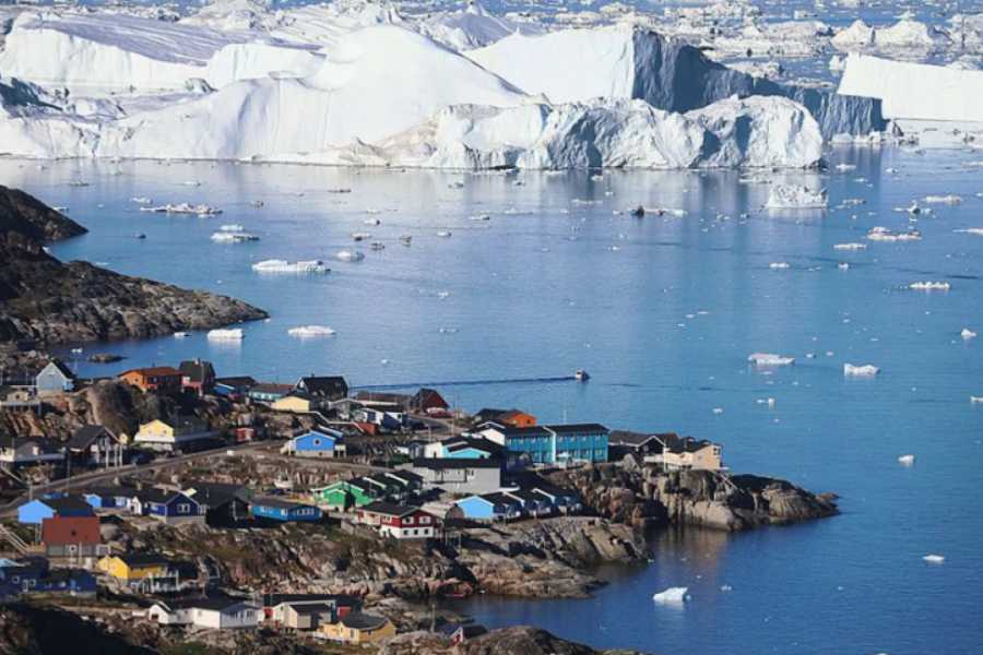  أهمية غرينلاند تنبع أولاً من موقعها الفاصل بين أمريكا الشمالية وأوراسيا (غيتي)