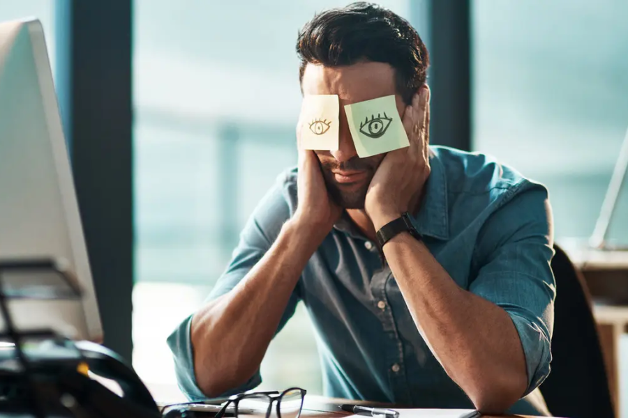 العمل لساعات طويلة أصبح ثقافة سائدة (وسائل التواصل) 