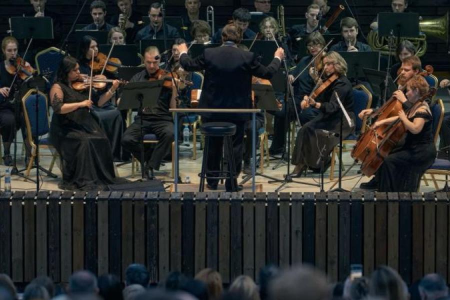 العصا أداة تنظيم بيد قائد الأوركسترا (غيتي)