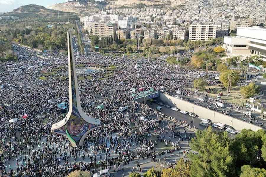 سوريون يتجمعون في ساحة الأمويين بدمشق بعد سقوط الأسد (وسائل التواصل)