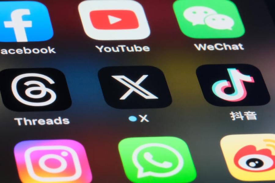 حوالي 68% من مستهلكي الأخبار في المنطقة يعتمدون على وسائل التواصل (غيتي)