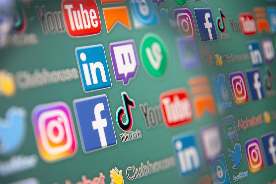 وسائل التواصل فرضت متغيرات عدة في مجال الإعلام (غيتي) 