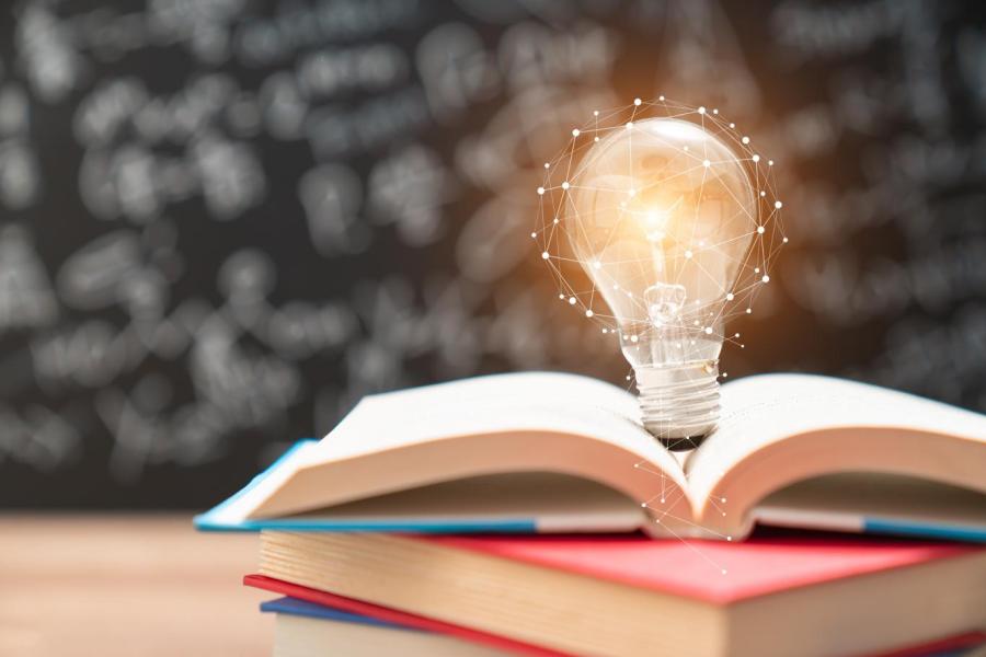 الفلسفة كلمة يونانية الأصل تعني "حُب الحكمة" (غيتي) 