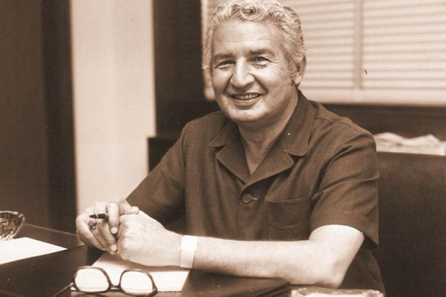 إحسان عبد القدوس روائي وكاتب مصري توفي عام 1990 (وسائل التواصل) 